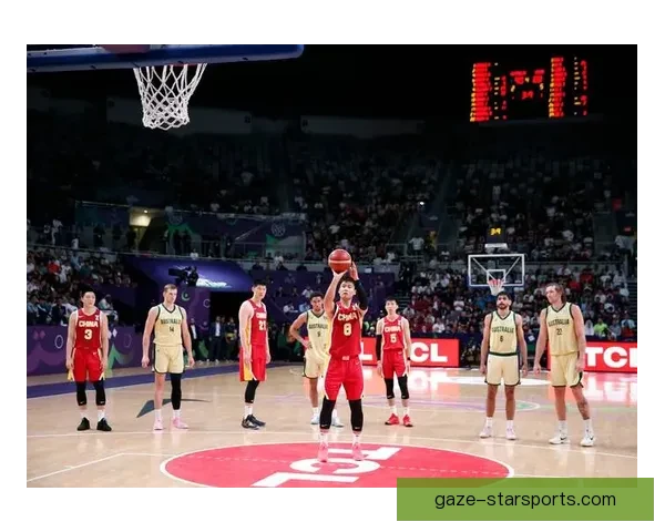 中国男篮迎战澳大利亚全力争胜，新星球员表现亮眼备受关注