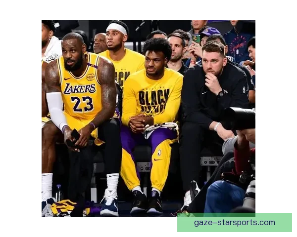 湖人新赛季阵容大调整詹姆斯状态回暖引发球迷热议